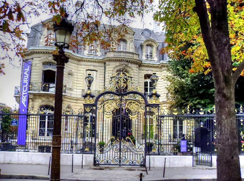 THE ELEGANCE AND LUXURY OF AVENUE MONTAIGNE, PARIS – Paris Plus Plus